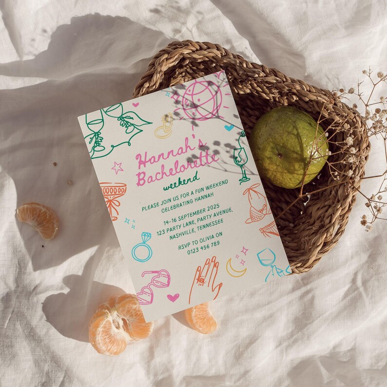 Pode incluir: Um convite colorido para um fim de semana de despedida de solteira celebrando Hannah. O convite apresenta uma bola de discoteca rosa, um copo de coquetel verde, um anel, &oacute;culos de sol e uma m&atilde;o com um anel. O texto do convite diz "Hannah's Bachelorette weekend" e inclui a data, o local e as informa&ccedil;&otilde;es de RSVP.