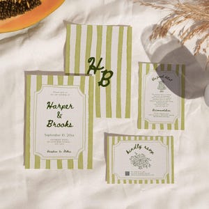 K&ouml;nnte beinhalten: Eine Sammlung von Hochzeitspapeterie mit gr&uuml;n-wei&szlig;em Streifendesign. Die Einladung tr&auml;gt die Aufschrift "Harper & Brooks" mit Datum und Ort. Weitere Karten enthalten Initialen, Veranstaltungsdetails und eine RSVP-Anfrage.