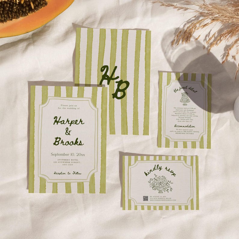 K&ouml;nnte beinhalten: Eine Sammlung von Hochzeitspapeterie mit gr&uuml;n-wei&szlig;em Streifendesign. Die Einladung tr&auml;gt die Aufschrift "Harper & Brooks" mit Datum und Ort. Weitere Karten enthalten Initialen, Veranstaltungsdetails und eine RSVP-Anfrage.