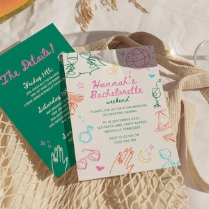 Pode incluir: Um convite de despedida de solteira rosa claro e branco com um design desenhado &agrave; m&atilde;o que inclui um anel, &oacute;culos de sol, uma ta&ccedil;a de vinho e uma bola de discoteca. O texto do convite diz "Hannah's Bachelorette Weekend" e inclui a data, o local e as informa&ccedil;&otilde;es de RSVP.
