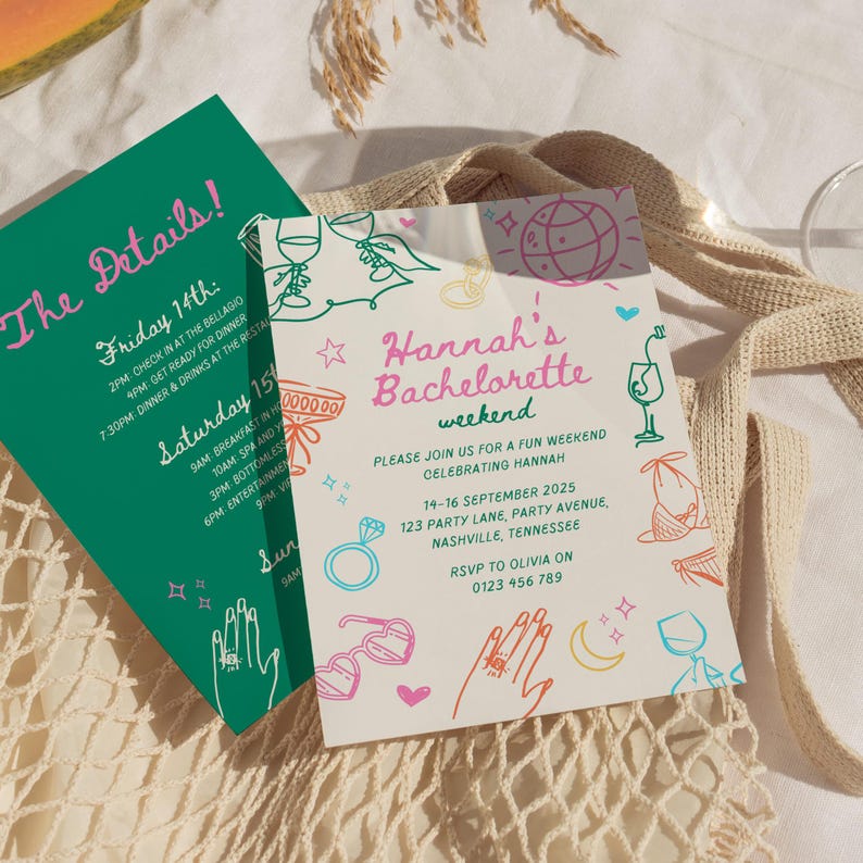 Pode incluir: Um convite de despedida de solteira rosa claro e branco com um design desenhado &agrave; m&atilde;o que inclui um anel, &oacute;culos de sol, uma ta&ccedil;a de vinho e uma bola de discoteca. O texto do convite diz "Hannah's Bachelorette Weekend" e inclui a data, o local e as informa&ccedil;&otilde;es de RSVP.