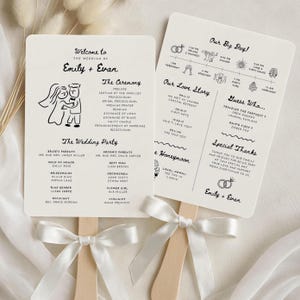 Peut inclure: Deux éventails de mariage avec des rubans blancs. Les éventails présentent du texte et des illustrations noirs, dont les noms "Emily + Evan", les détails de la cérémonie et une chronologie. Ils sont fixés à des bâtons en bois.