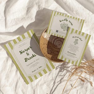 K&ouml;nnte beinhalten: Hochzeitseinladungs-Set mit Karten mit gr&uuml;n-wei&szlig; gestreiften R&auml;ndern. Die Haupteinladung lautet "Harper & Brooks" mit Hochzeitsdatum und -ort. Zus&auml;tzliche Karten enthalten "kindly rsvp" und "the finest detail".