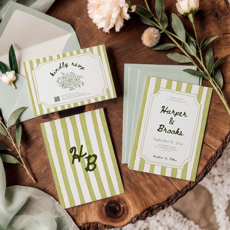 K&ouml;nnte beinhalten: Hochzeitseinladungs-Set mit gr&uuml;n-wei&szlig; gestreiften Karten. Eine Karte tr&auml;gt die Aufschrift "Kindly RSVP", eine andere "Harper & Brooks", und eine dritte zeigt Initialen. Das Set enth&auml;lt Umschl&auml;ge und ist auf einer Holzoberfl&auml;che angeordnet.