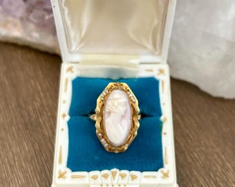 Anello con cammeo in oro 10 carati e perle di semi