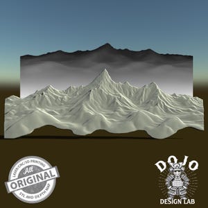 Peut inclure: Modèle 3D imprimé d'une chaîne de montagnes avec un sommet au centre. Le modèle est fait d'un matériau gris clair et a une surface lisse et texturée. L'arrière-plan est un dégradé gris foncé.