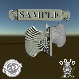 Peut inclure: Une enseigne décorative argentée avec le mot « SAMPLE » et des motifs d'extrémité ornés et tourbillonnants. En dessous, une sculpture symétrique stylisée avec des motifs incurvés et superposés. L'image comprend un logo « All Original » et un logo « Dojo Design Lab ».