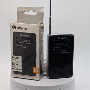 Borne PR200 Pocket AM / FM Radio Tragbarer Handfunkempfänger mit eingebautem Lautsprecher und Gürtelclip