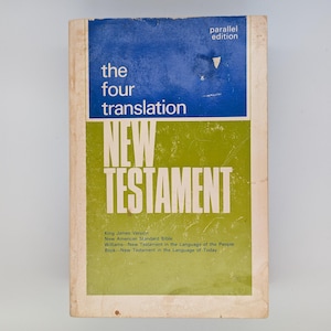 Puede incluir: Un letrero de madera hecho a mano con la palabra "Bienvenido" en una fuente juguetona. El letrero está pintado de blanco con un acabado envejecido y presenta un diseño floral en tonos rosas y verdes. Mide aproximadamente 30 cm de ancho.