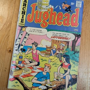 Puede incluir: Una portada de cómic vintage de "Jughead" de la serie Archie. La portada presenta ilustraciones coloridas de personajes de dibujos animados en un picnic. El texto incluye "Jughead" y "Archie Series".
