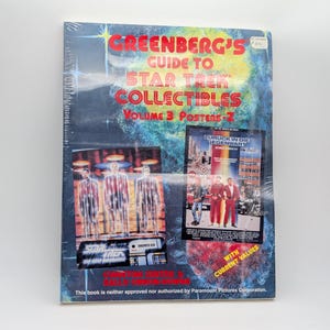 Puede incluir: Una copia vintage de "Greenberg's Guide to Star Trek Collectibles, Volume 3 Posters". La portada del libro presenta imágenes de la franquicia Star Trek, con el título en rojo y amarillo. El libro está sellado en plástico.