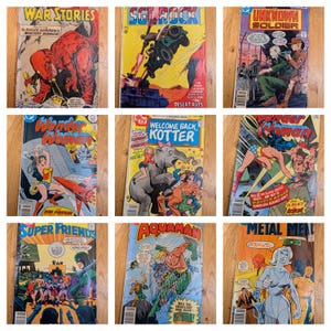 Puede incluir: Una colección de nueve cómics antiguos. Los títulos incluyen "War Stories", "Sgt. Rock", "Unknown Soldier", "Wonder Woman", "Welcome Back Kotter", "Super Friends", "Aquaman" y "Metal Men". Las portadas presentan ilustraciones coloridas y texto.