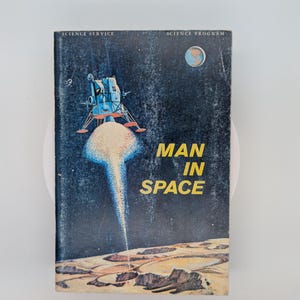 Puede incluir: Un juego de tres tazas de cerámica con un acabado mate moteado. Las tazas son de color crema, gris claro y gris oscuro. Cada taza tiene un diseño simple y moderno y un asa redondeada.