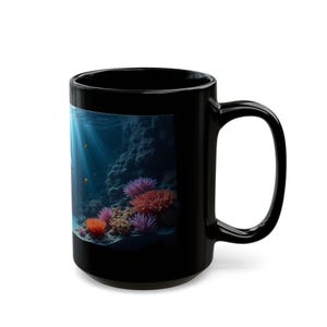 Delfin Kaffeetasse: Unterwasserkorallenriff-Szene, schwarze Keramiktasse Bild 2