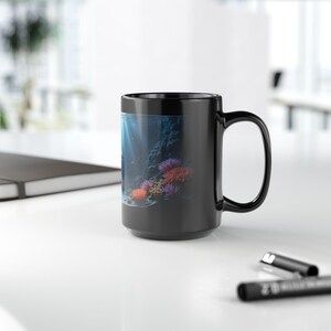 Delfin Kaffeetasse: Unterwasserkorallenriff-Szene, schwarze Keramiktasse Bild 4
