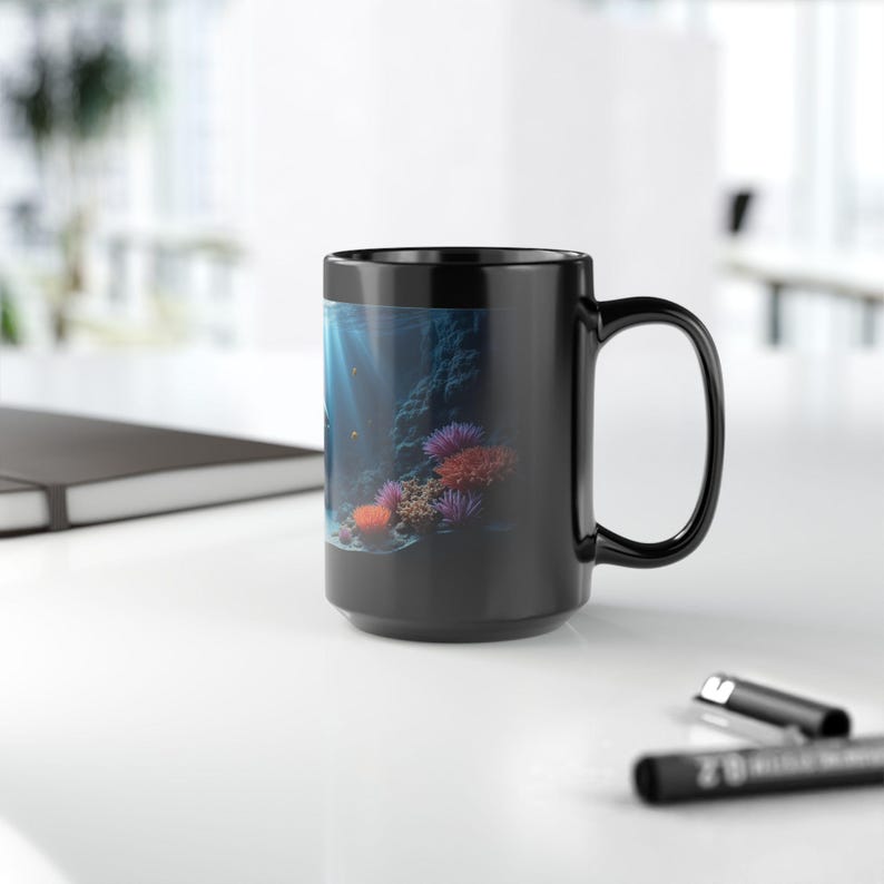 Delfin Kaffeetasse: Unterwasserkorallenriff-Szene, schwarze Keramiktasse Bild 4