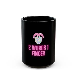 Mug féministe amusante : graphique rose impertinent, céramique noire