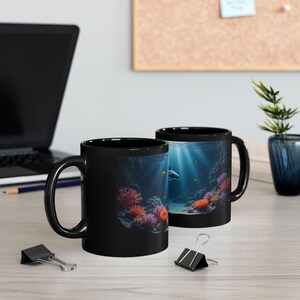 Delfin Kaffeetasse: Unterwasserkorallenriff-Szene, schwarze Keramiktasse Bild 8
