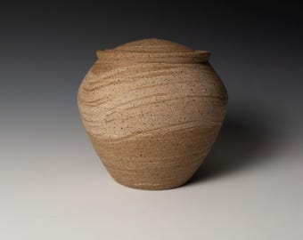 Small urn with hakeme slip