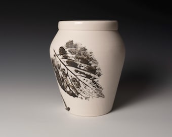 Porcelain vase with shiso leaf design