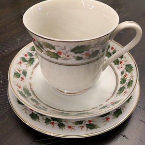 Vajilla navideña Holly: taza, platillo y tazón