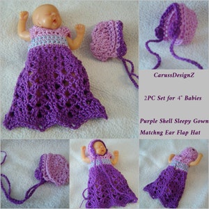 Puede incluir: Un vestido de crochet morado y un gorro con solapa para la oreja a juego para una muñeca de 10 cm. El vestido tiene un patrón de punto de concha y el gorro tiene un efecto degradado rosa y morado.