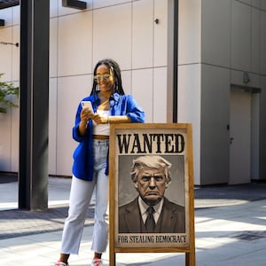 Nessun re Trump Donald Trump Wanted Poster Arte digitale / Satira politica Arte murale / Protesta contro il furto della democrazia Stampabile, Truffatore Trump, MAGA