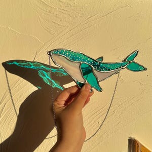 Capteur de soleil baleine irisé en vitrail | Art de requin-baleine | Décoration murale baleine | Aquarelles côtières à offrir | Art de l'océan | Art du verre de mer