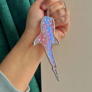 Capteur de soleil requin-baleine rose irisé en vitrail | Art de requin-baleine | Décoration murale requin | Aquarelle sur la côte océanique en cadeau | Art du verre de mer