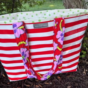 Bolso tote de hule reversible con rayas Yipes, versión roja