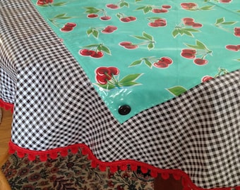 Okrągły obrus z ceraty w stylu retro z wiśniami i kratką gingham