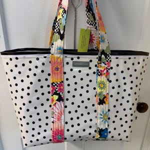 Seeing spots — bolso tote reversible de hule con lunares negros