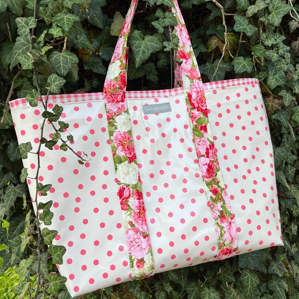 Retro Tasche aus Wachstuch rosa mit Rosen gepunktet