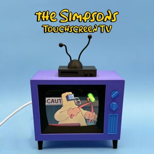 Mini TV Simpsons – Funzionalità touchscreen da 3,5" / Plug & Play / Accesso alla scheda SD esterna / Carica i tuoi video!