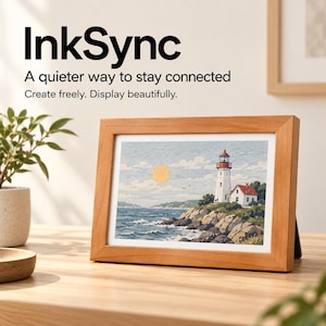 Könnte beinhalten: Ein rechteckiger digitaler Bilderrahmen mit hellem Holzrahmen, der ein Küstengemälde eines Leuchtturms an einer felsigen Küste unter einer gelben Sonne zeigt. Der Text InkSync, A quieter way to stay connected, und Create freely. Display beautifully. ist zu sehen.