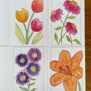 Cartes de correspondance à l'aquarelle, ensemble sur le thème des fleurs (tulipes, marguerites roses, lys orange, fleur pourpre), pliées et imprimées, 4 x 6 po. avec enveloppe