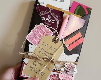 Blind Date with a Book Gift Set: Surprise Book, Tea & Stickers