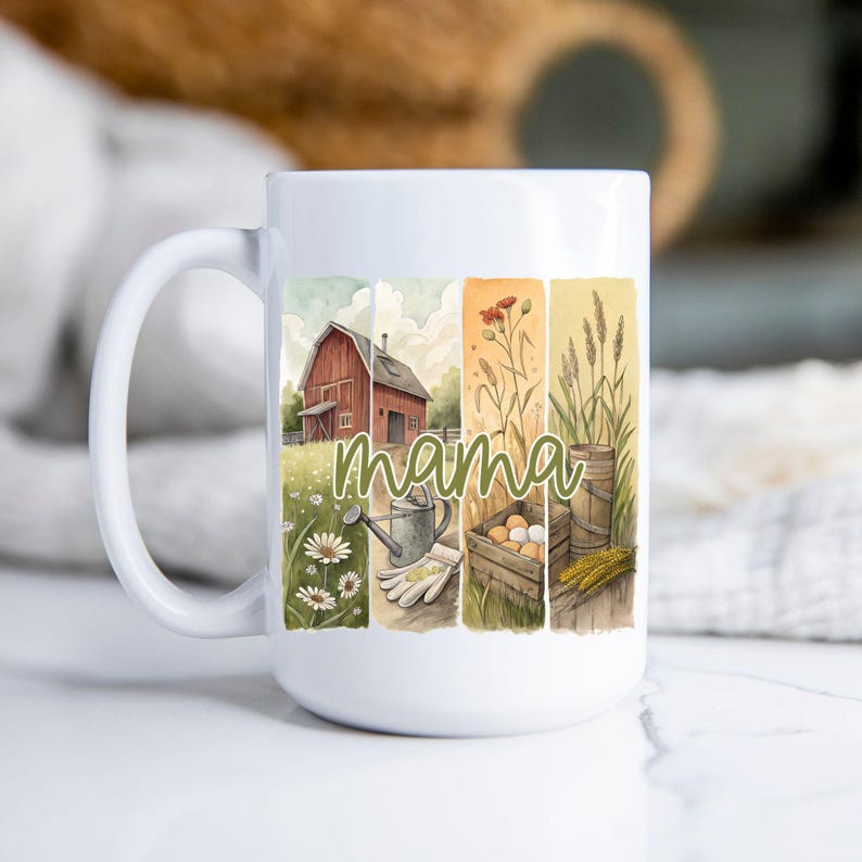Może przedstawiać: Biały kubek ceramiczny z kolorową ilustracją wiejskiego domu, konewki, jajek i pszenicy. Tekst "mama" jest napisany na kubku na zielono.
