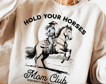 Western Cowgirl PNG, Vintage Hold Your Horses Mom Club PNG, Zabawny projekt sublimacji dla mamy, z którym można się utożsamić, cyfrowy do pobrania PNG, Western Shirt Png