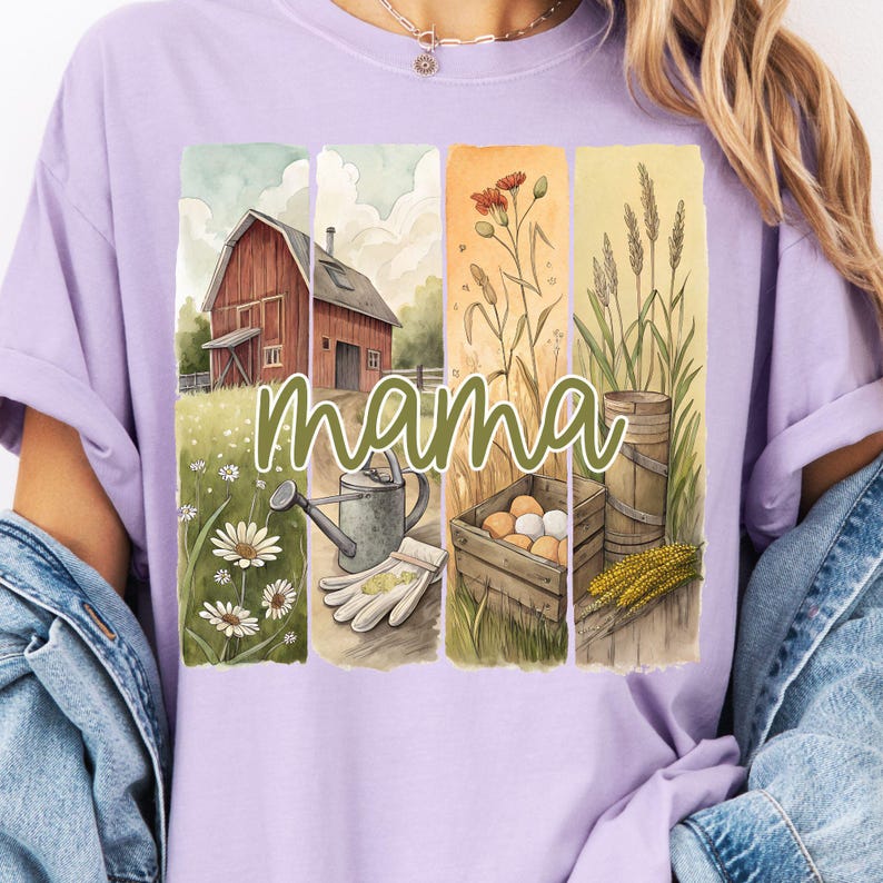 Może przedstawiać: Fioletowy t-shirt z akwarelowym wzorem wiejskiego domu, konewki, jajek i pszenicy. Tekst "mama" jest napisany zielonym, ozdobnym pismem.