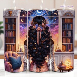 Puede incluir: Un vaso con una ilustración colorida de una mujer con cabello largo y oscuro y una corona de flores. La mujer está de pie frente a una ventana con vista a un cielo nocturno con estrellas y una luna creciente. El vaso está rodeado de estanterías llenas de libros.