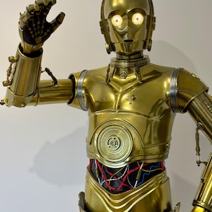 Levensgrote C-3PO Star Wars figuur/rekwisiet replica (1:1) met licht en geluid, displaymodel.