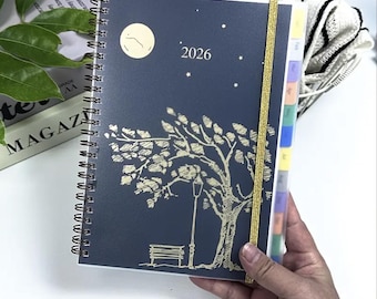 Planer spiralny A5 2026 — tygodniowy i miesięczny z zakładkami i elastycznym zamknięciem