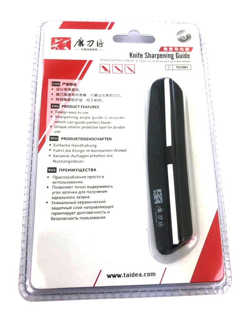 K&ouml;nnte beinhalten: Schwarzer Messersch&auml;rff&uuml;hrer in einer transparenten Kunststoffverpackung. Der F&uuml;hrer hat einen wei&szlig;en Streifen und den Text "Knife Sharpening Guide". Die Verpackung enth&auml;lt Text in mehreren Sprachen, darunter Englisch, Chinesisch und Deutsch.