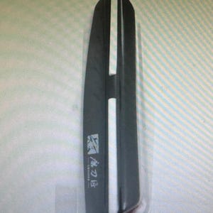 K&ouml;nnte beinhalten: Ein schwarzer Messersch&auml;rfer mit zwei wei&szlig;en Sch&auml;rff&uuml;hrungen. Das Produkt ist in klarem Kunststoff verpackt. Der Text "Knife Sharpening Guide" ist oben sichtbar, zusammen mit anderem Text und einer kleinen Grafik.