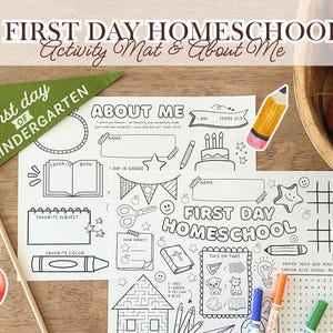 Può includere: Un tappetino per attività scolastiche a casa con il testo "First Day Homeschool Activity Mat & About Me". Include un gagliardetto verde con la scritta "First Day of Kindergarten". Include anche un adesivo a forma di mela rossa e una ciotola di legno con mele.