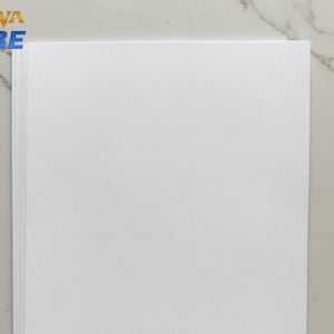 Op de afbeelding: Een stapel wit cardstock papier. Het papier is glad en heeft een lichte glans.