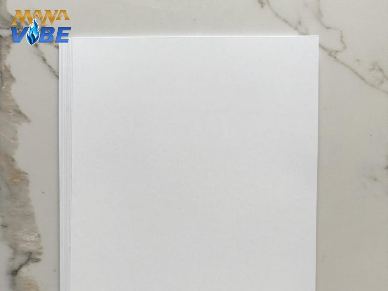 Op de afbeelding: Een stapel wit cardstock papier. Het papier is glad en heeft een lichte glans.