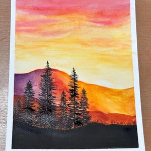 Aquarelle de paysage de montagne avec arbres à feuilles persistantes et ciel coucher de soleil, silhouette