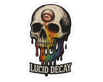 Puede incluir: Una pegatina con una calavera con un tercer ojo y líquido de color arcoíris goteando de su boca. El texto "LUCID DECAY" está impreso debajo de la calavera.